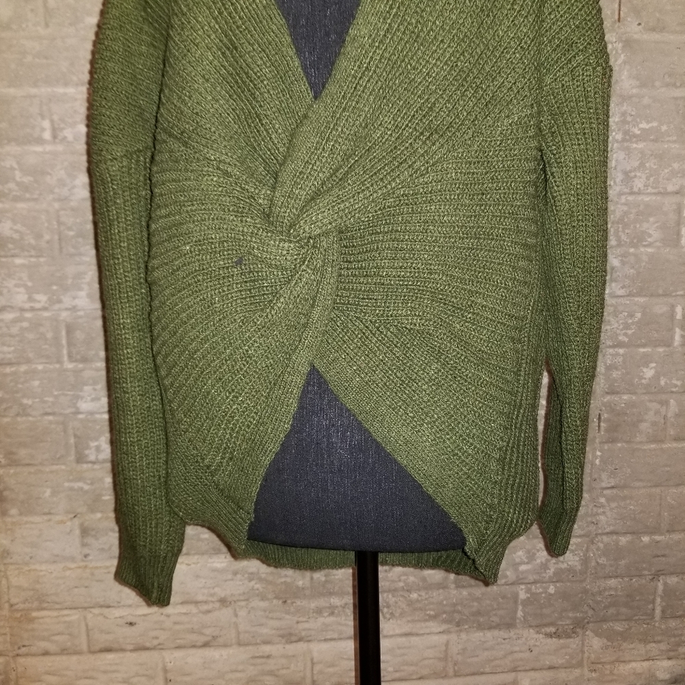 🎉🎉HOST PICK🎉🎉 Very Gorgeous HUNTER GREEN knot sweater - Picture 8 of 8